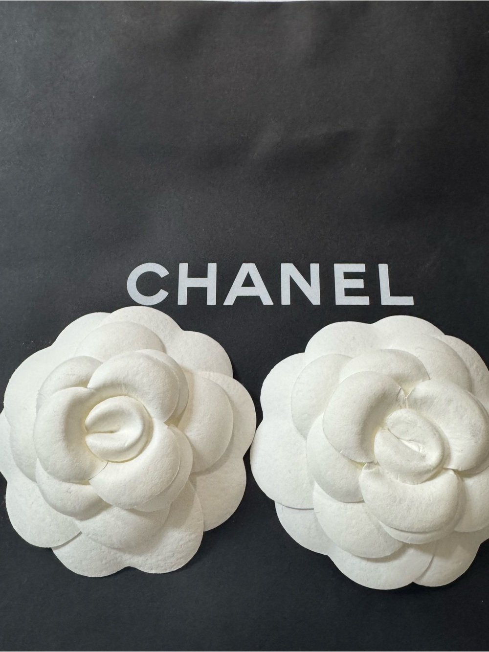 CHANEL 💯% Authentic 2pcs Set Iconic White Camellia Flower for paper bag or Box.